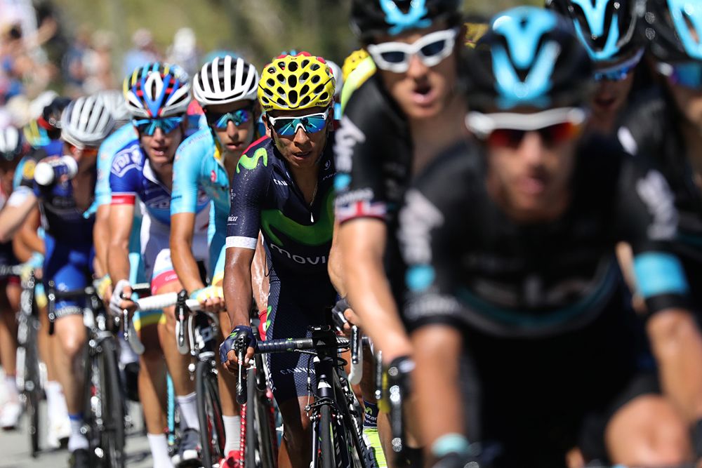 Team Sky controls the pace