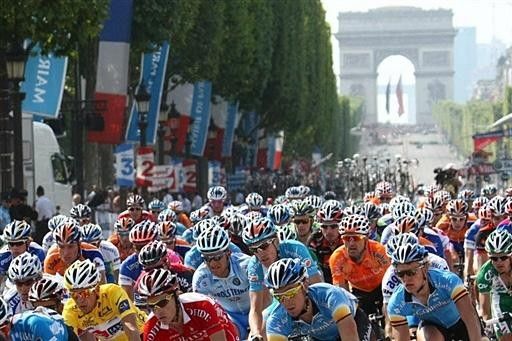 The peloton sweeps down the Champs &Eacute;lys&eacute;es.
