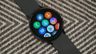 Samsung Galaxy Watch 4 på en mønstret baggrund