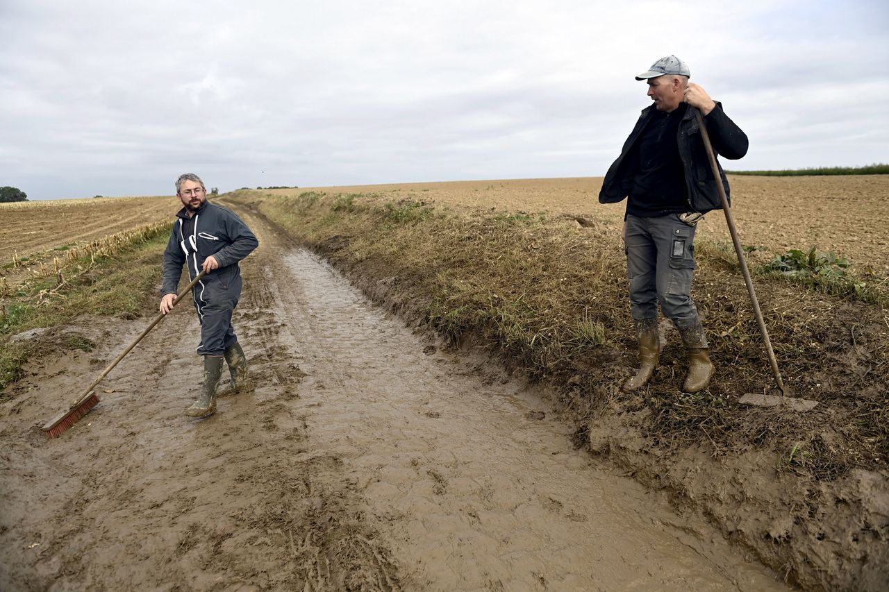 Paris Roubaix 2021 - 118th Edition - Thursday Training - 30/09/2021 - people clean the cobblestones in Haussi - photo Nico Vereecken/PN/BettiniPhoto&Acirc;&copy;2021