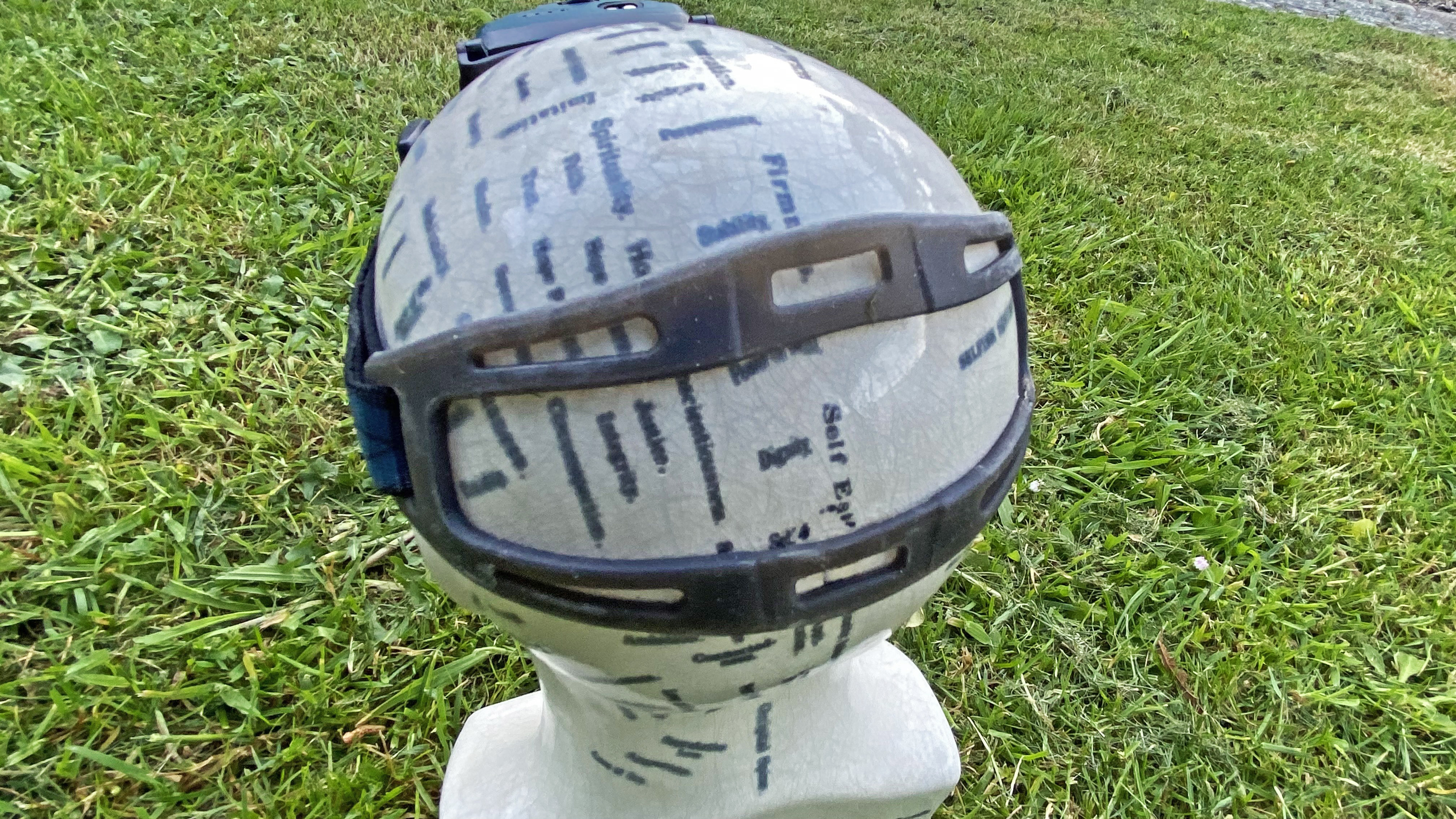 The head harness on the LedLenser HF8R Signature has a silicon section at the rear