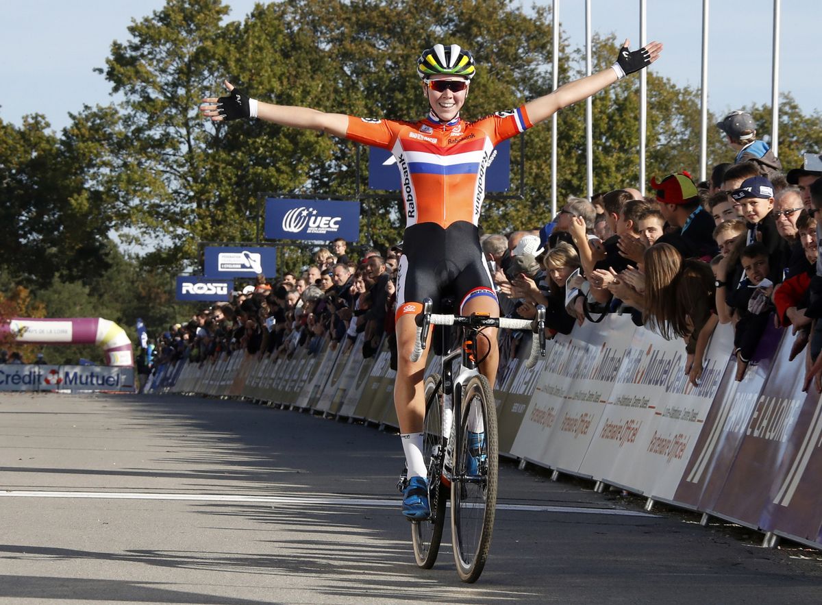 Thalita de Jong raises her arms in celebration