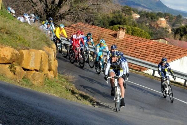 The peloton climbs to the first KOM on the Mur de Laudun