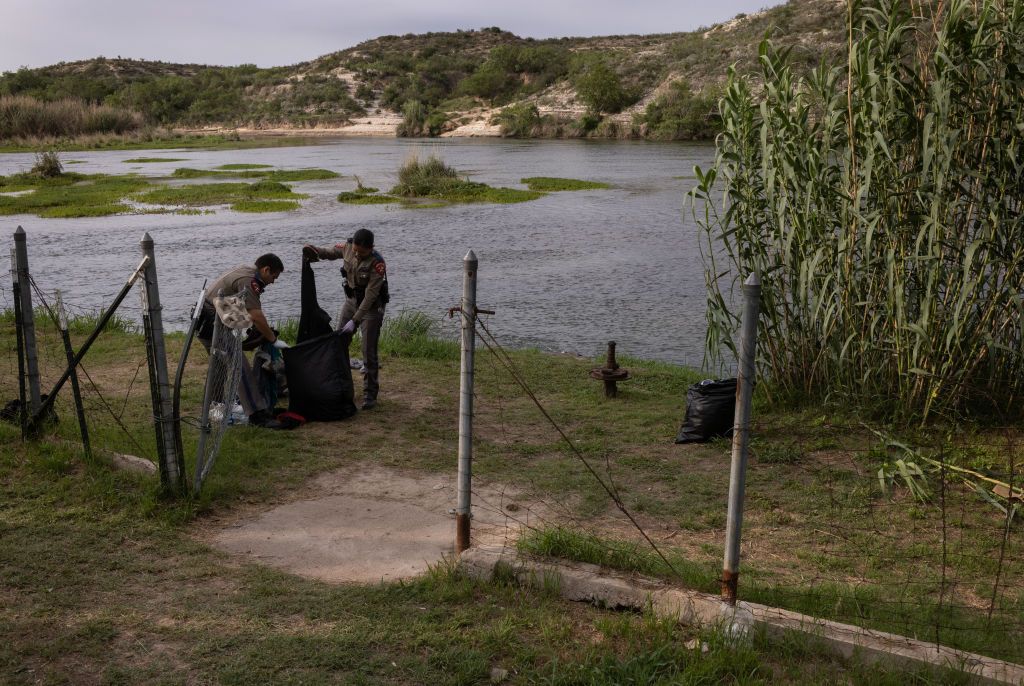 Texas state troopers with migrants