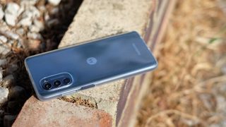 Motorola Moto G62 review back angled ledge