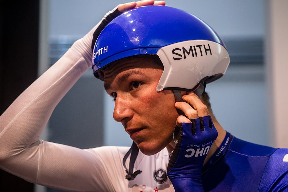 Jani Brajkovic tries out the new TT helmet from Smith
