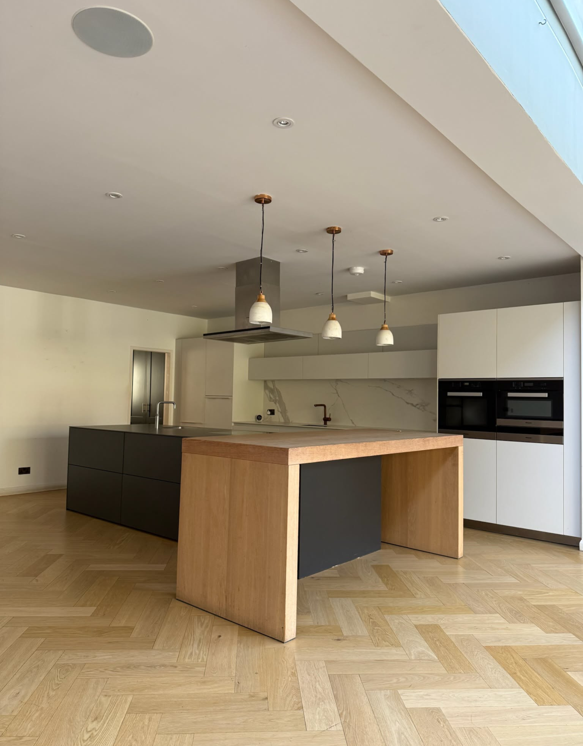 A modern, soulless kitchen transformed into a tradition, dark wooden design
