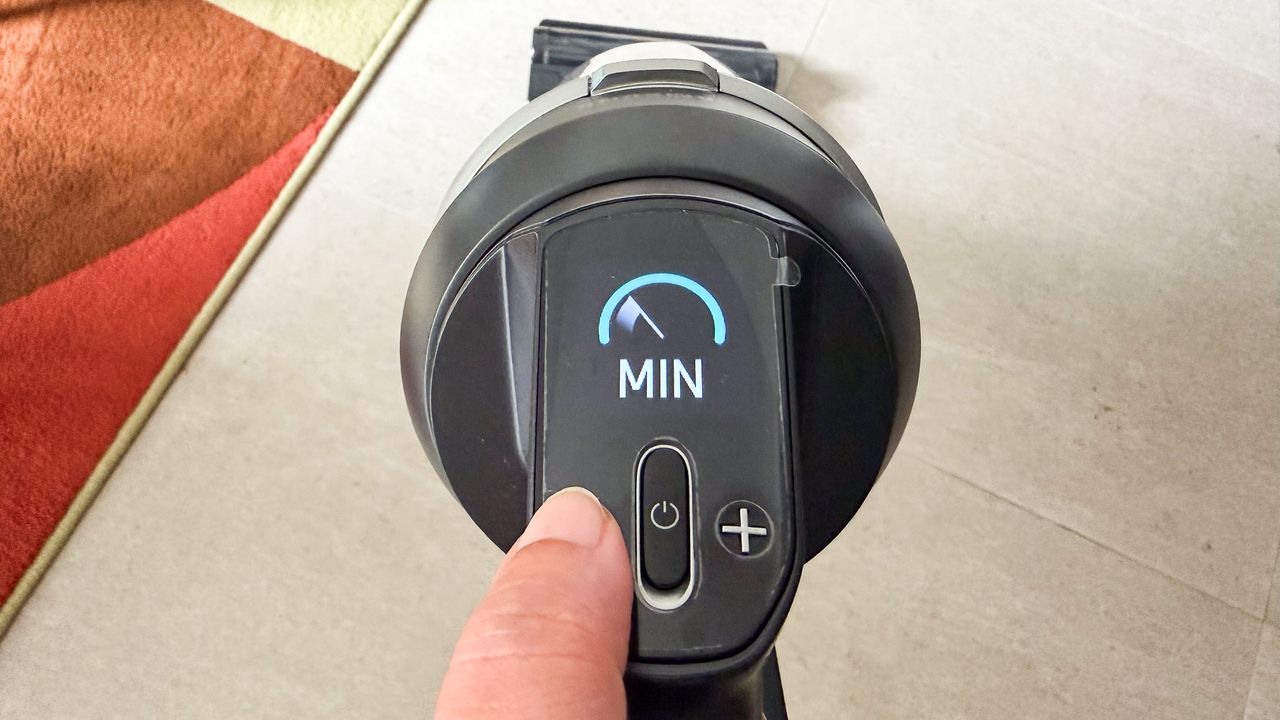 The Min suction setting displayed on the Samsung Jet 95S screen