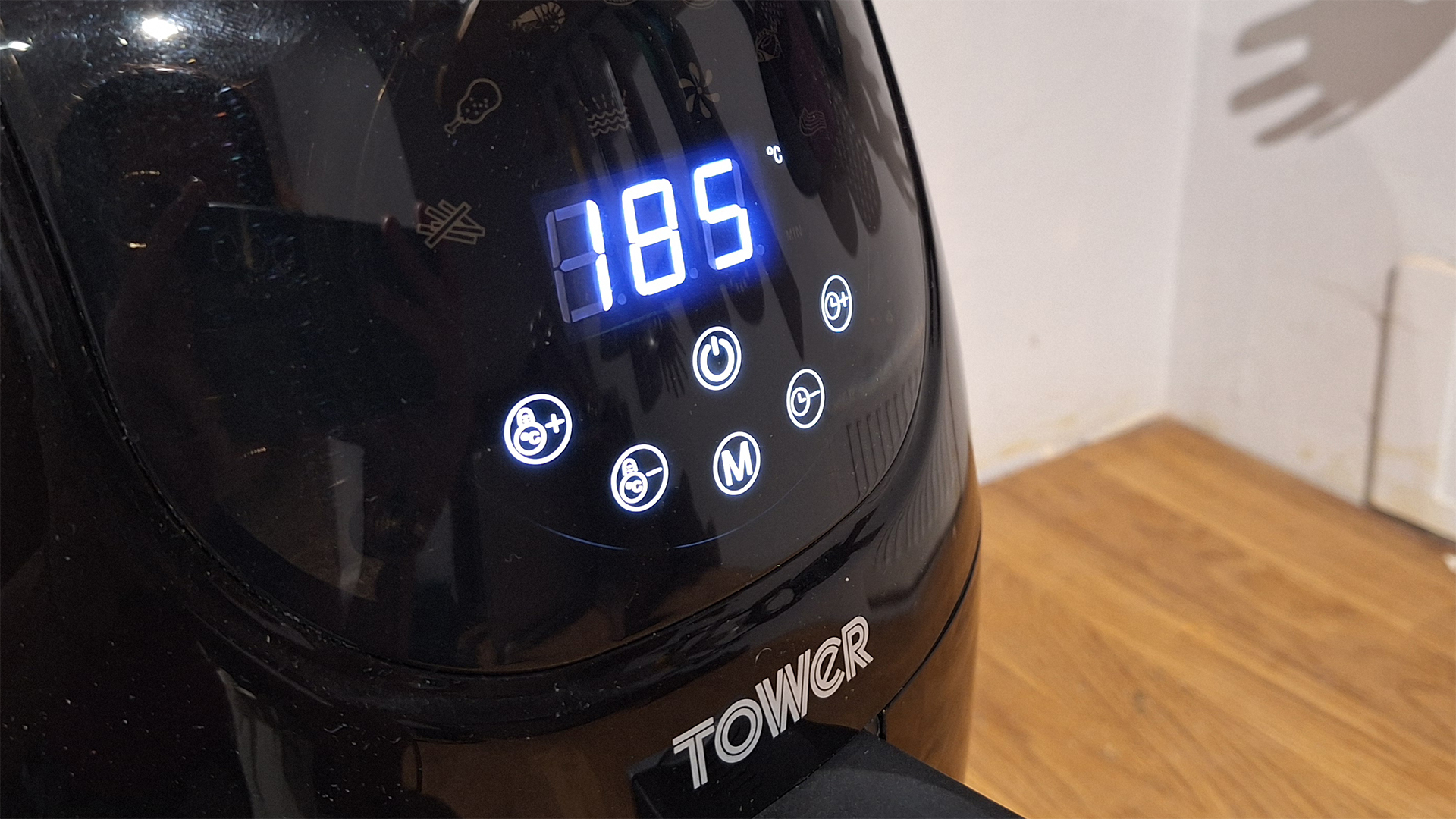 Close-up on Tower Vortx 4L air fryer's control panel