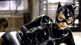 Beste Batman-film: Michelle Pfeiffer ser forførende mot kamera i Catwomankostyme
