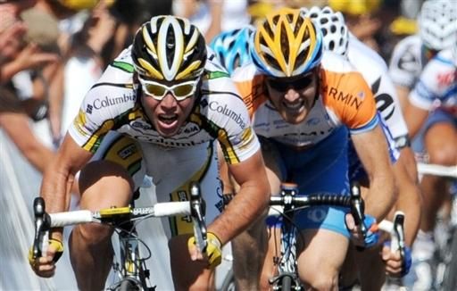 Brit Mark Cavendish (Columbia-HTC) leads to the line in Brignoles ahead of USA's Tyler Farrar (Garmin-Slipstream).