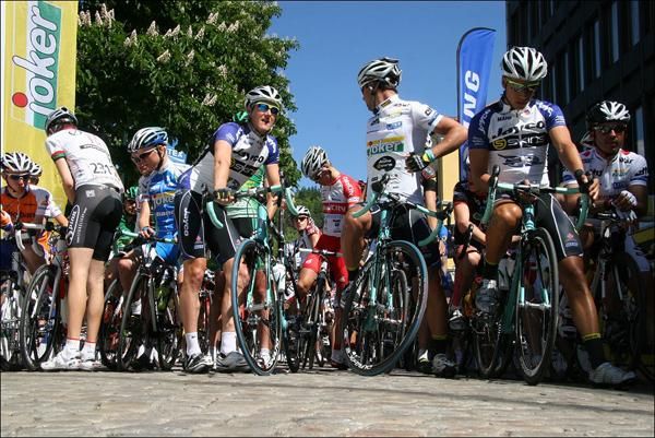 The peloton huddle together in Drammen