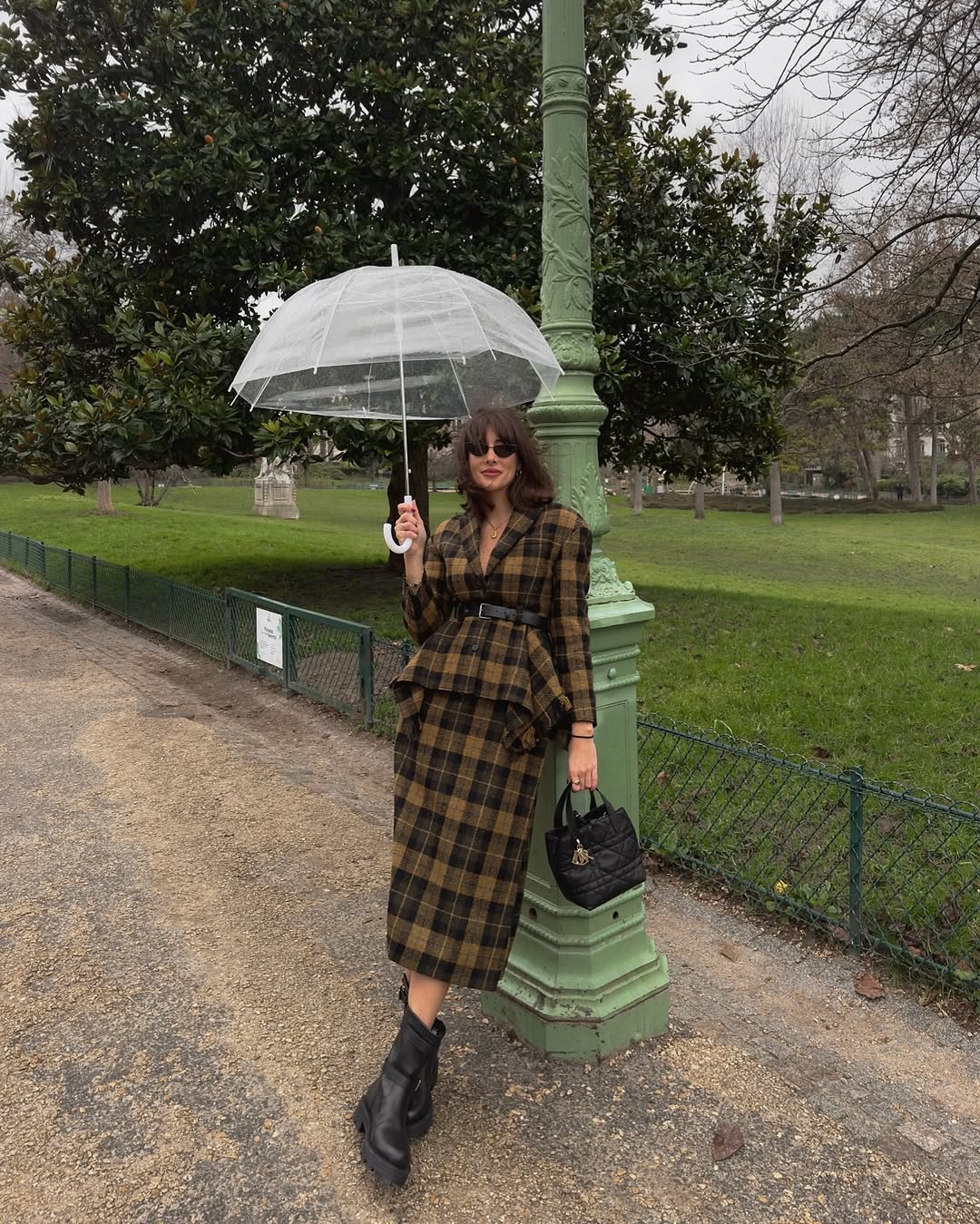 Influencer styling black boots