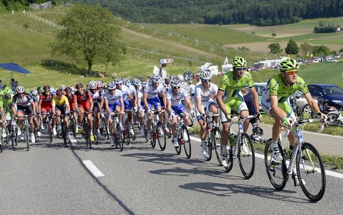 Cannondale leads the peloton