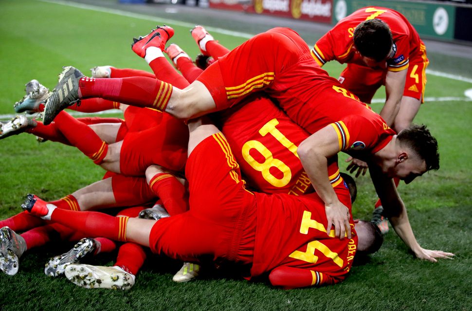 Wales Beat Hungary To Qualify For Euro 2020 | FourFourTwo