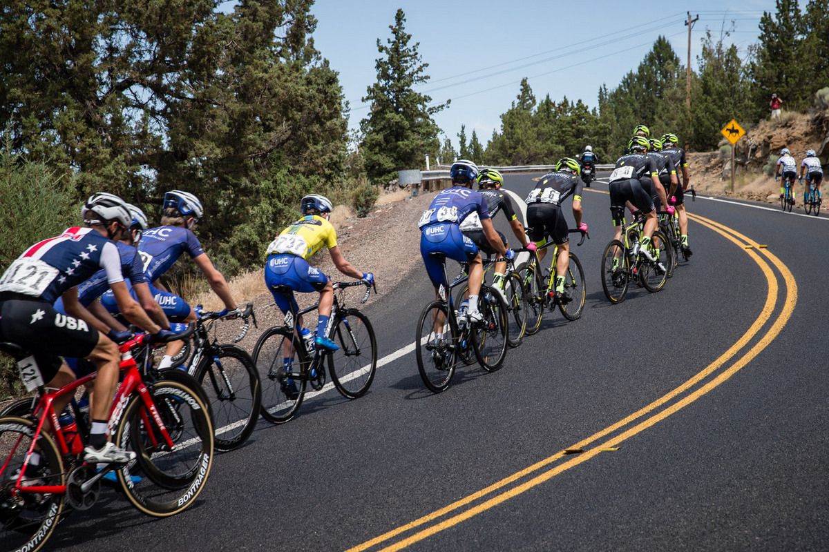 The front of the mens field climbs to the feed zone