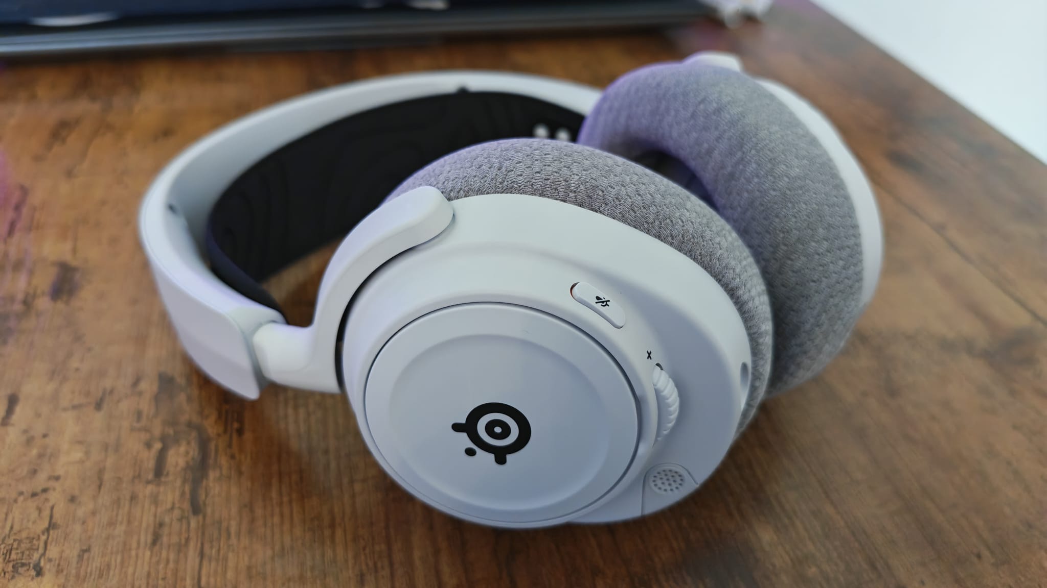 An all black and white version of the SteelSeries Arctis Nova 7P
