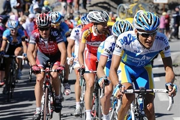 Cyril Dessel (right) (AG2R/Fra) leads a chase group.