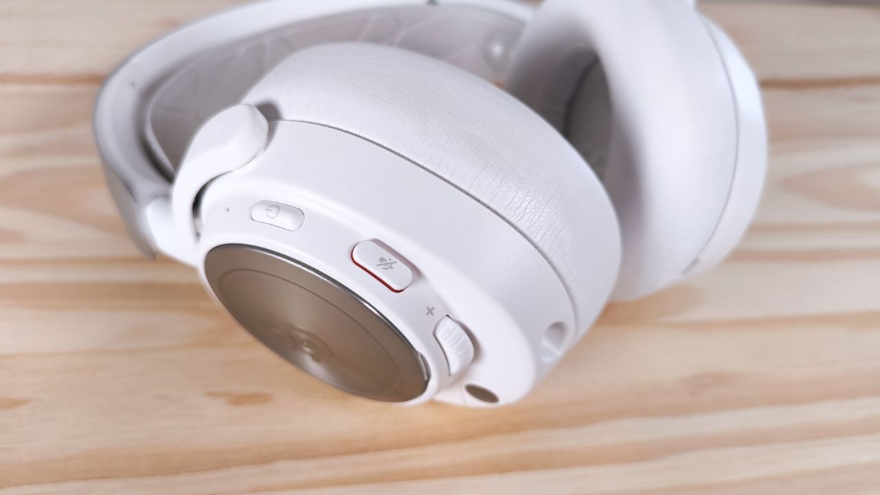 Close up of the buttons on the left side of the SteelSeries Arctis Nova Pro