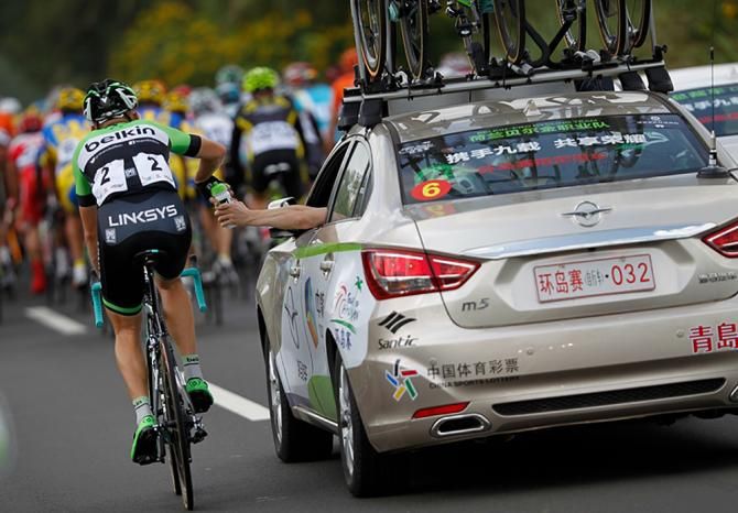 Riders picking up water bottles for their teammates