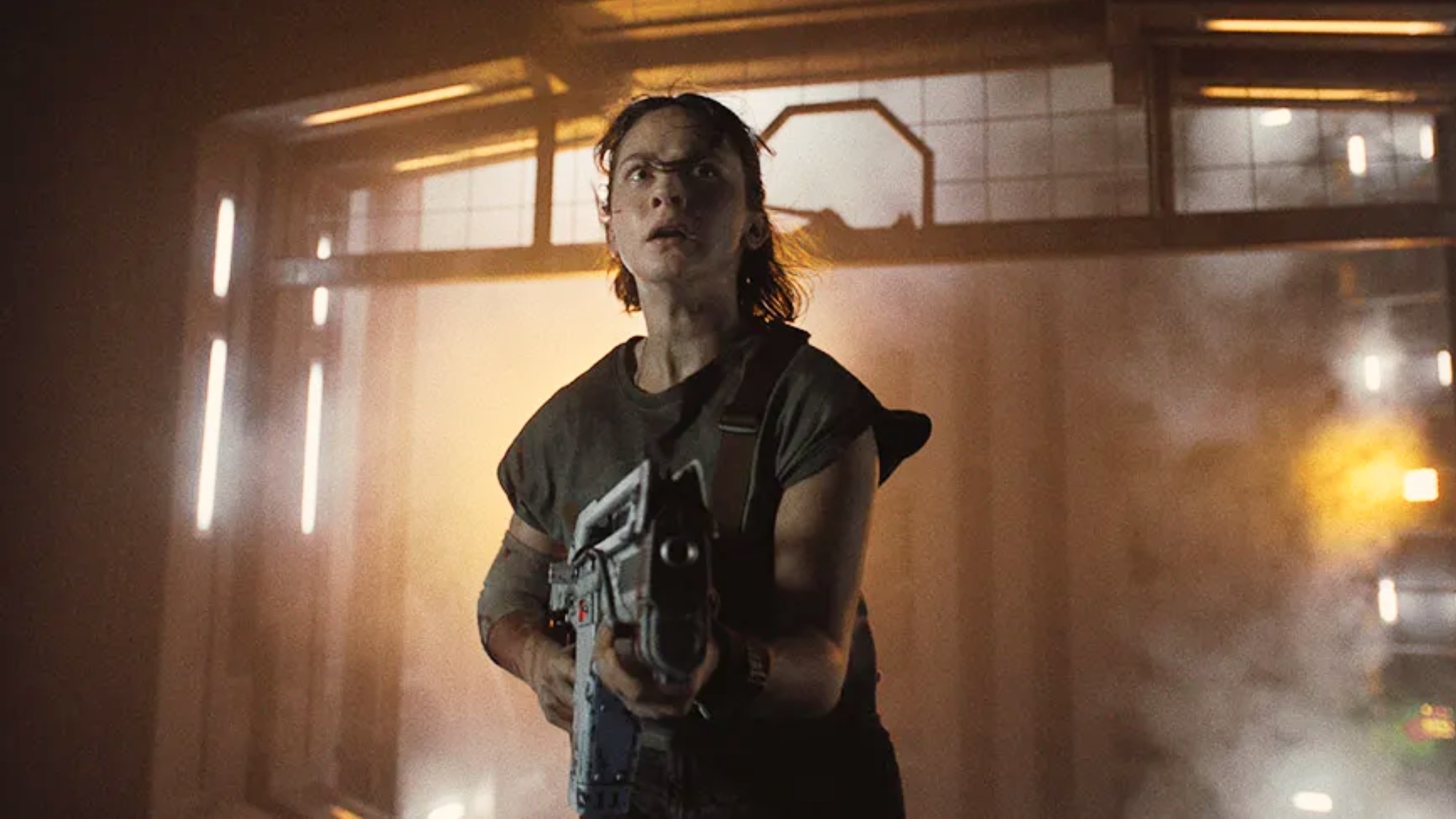 Rain Carradine (Cailee Spaeny) armed with a pulse rifle, as in 