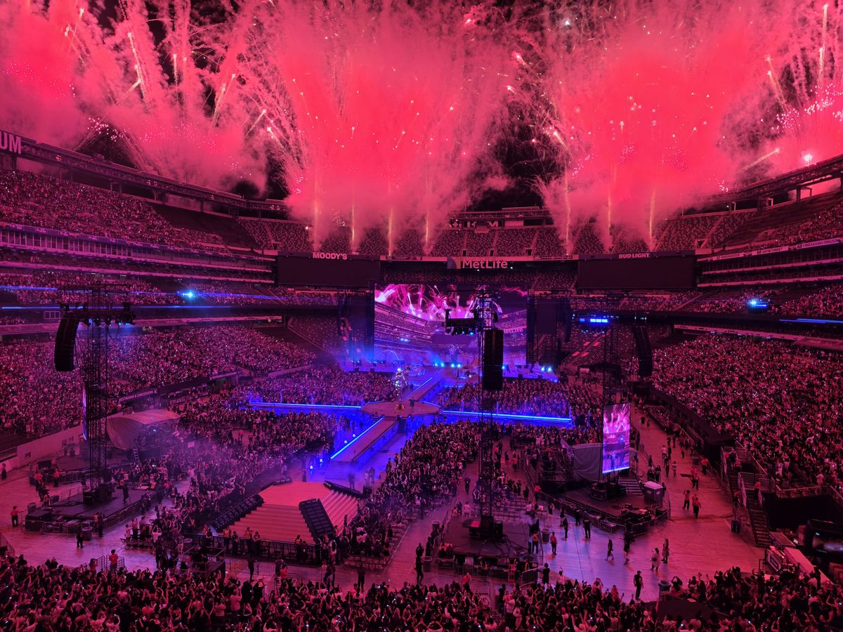 A concert photo captured with the Samsung Galaxy S25 Edge.