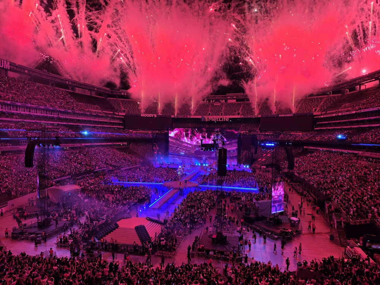 A concert photo captured with the Samsung Galaxy S25 Edge.