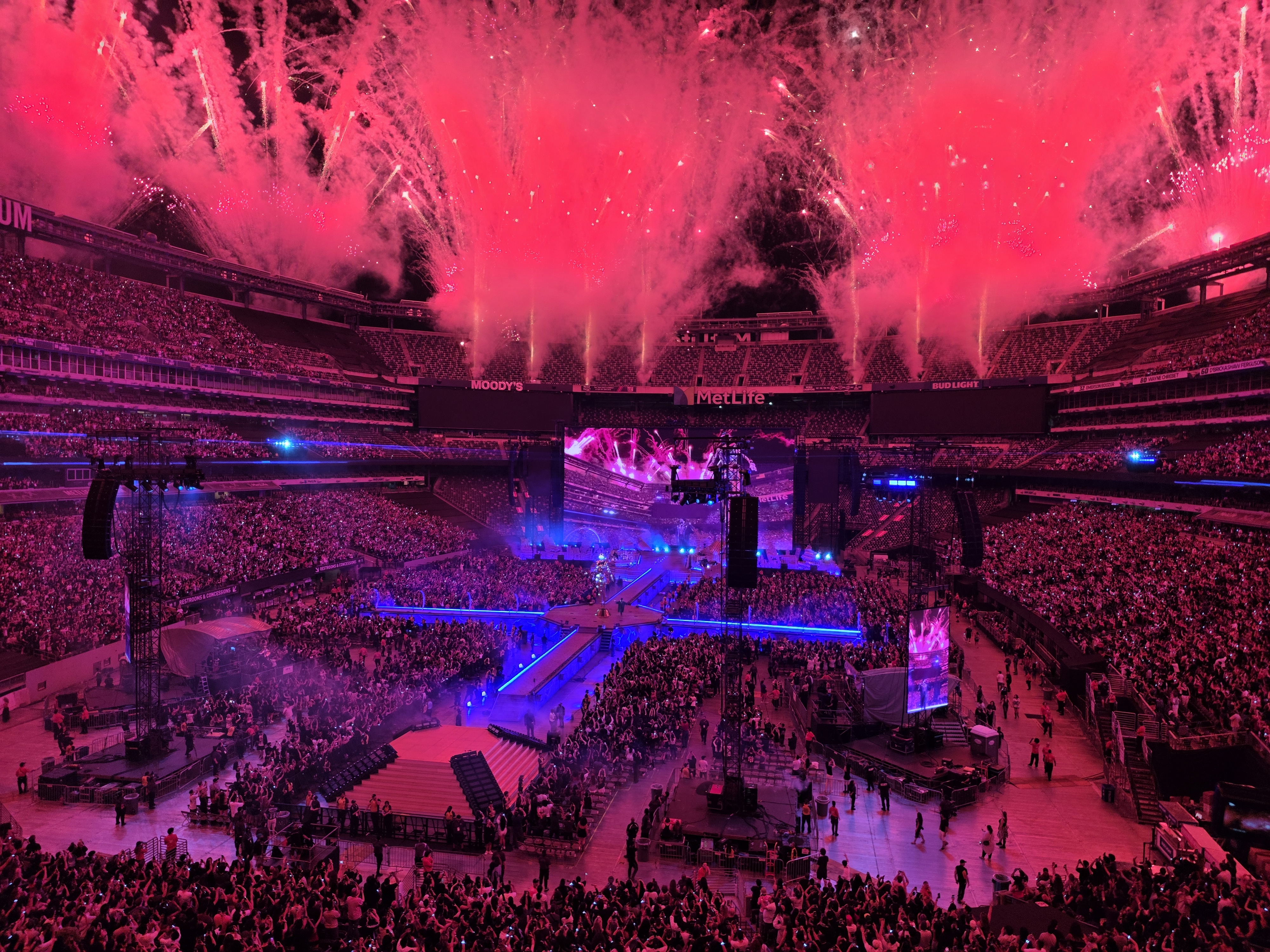 A concert photo captured with the Samsung Galaxy S25 Edge.