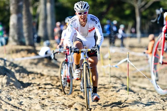 Yu Takenouchi leads through the sand