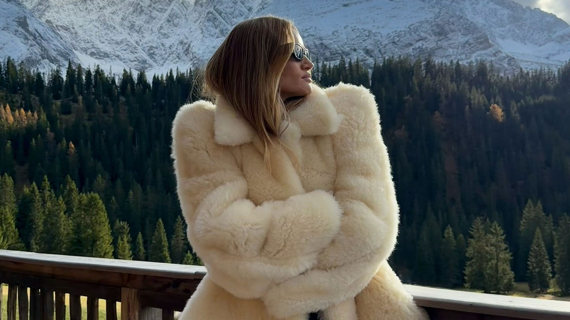 Rosie Huntington-Whiteley wears a white fur jacket 