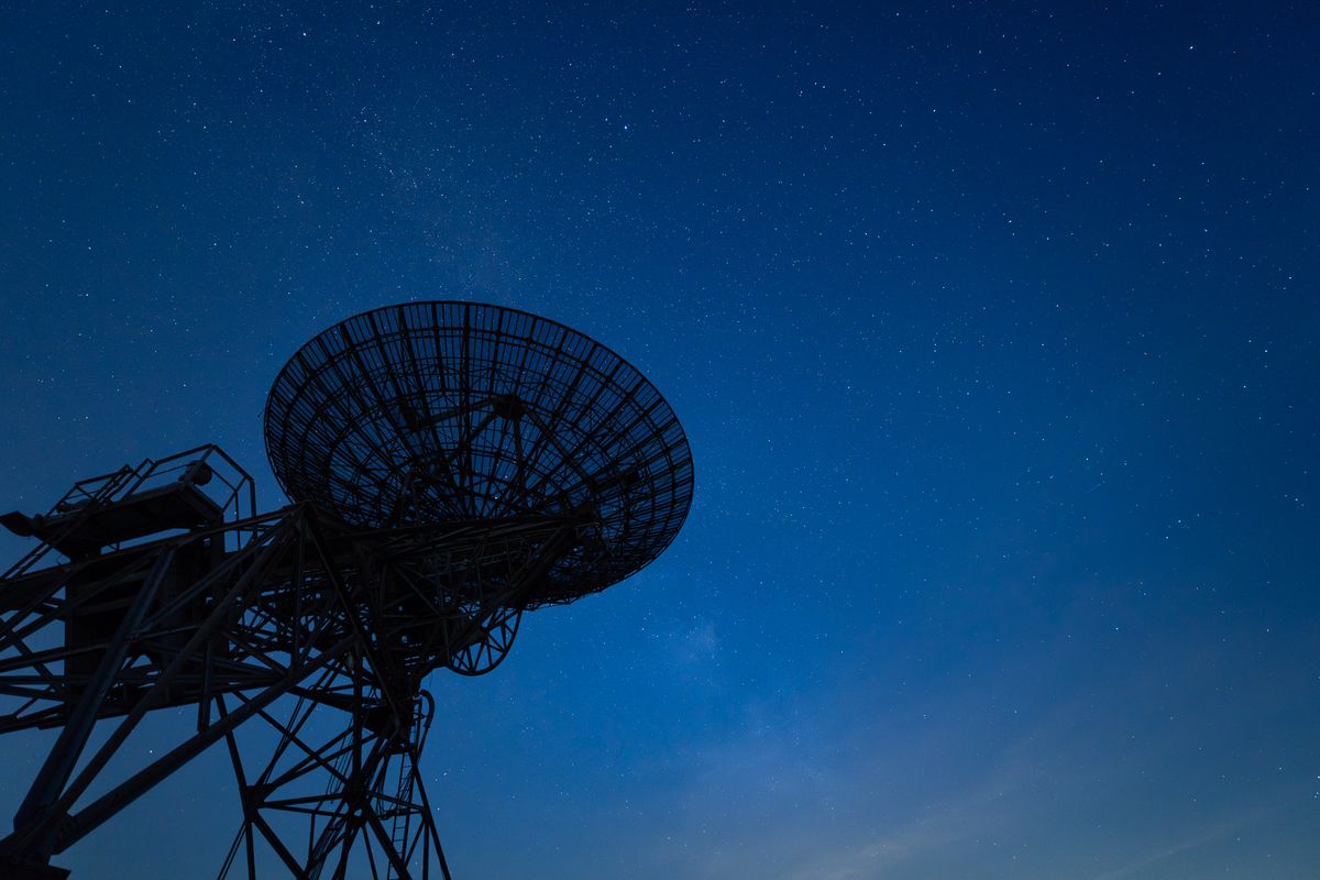 Photo of a radio telescope in front of the night sky taken with the Viltrox AF 16mm f/1.8 FE
