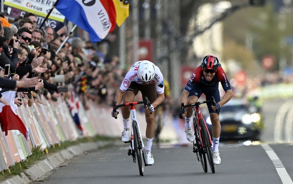 In a photo finish, Michal Kwiatkowski (Ineos Grenadiers) won Amstel Gold Race 2022