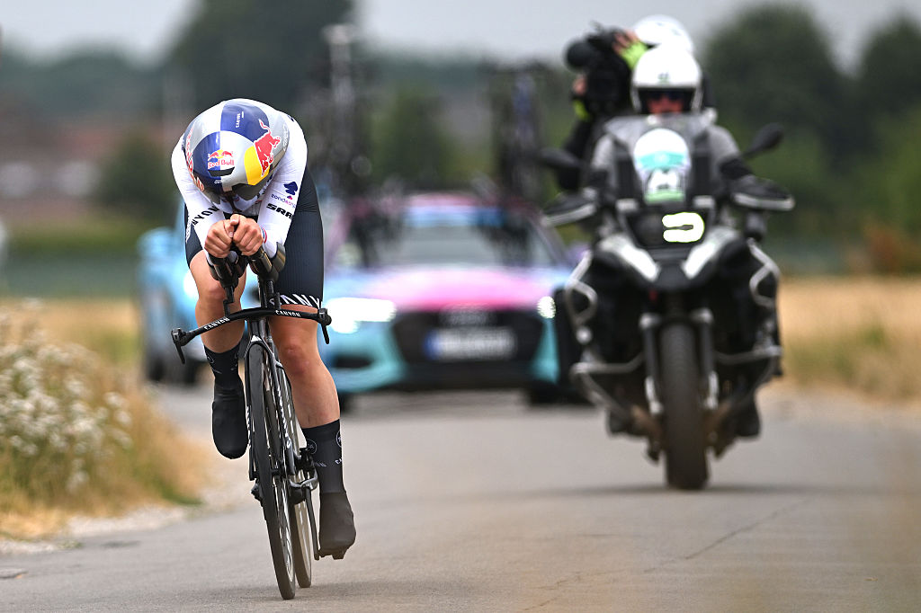 Zoe Bäckstedt wins her second time trial of the week to take the Baloise Ladies Tour lead overall