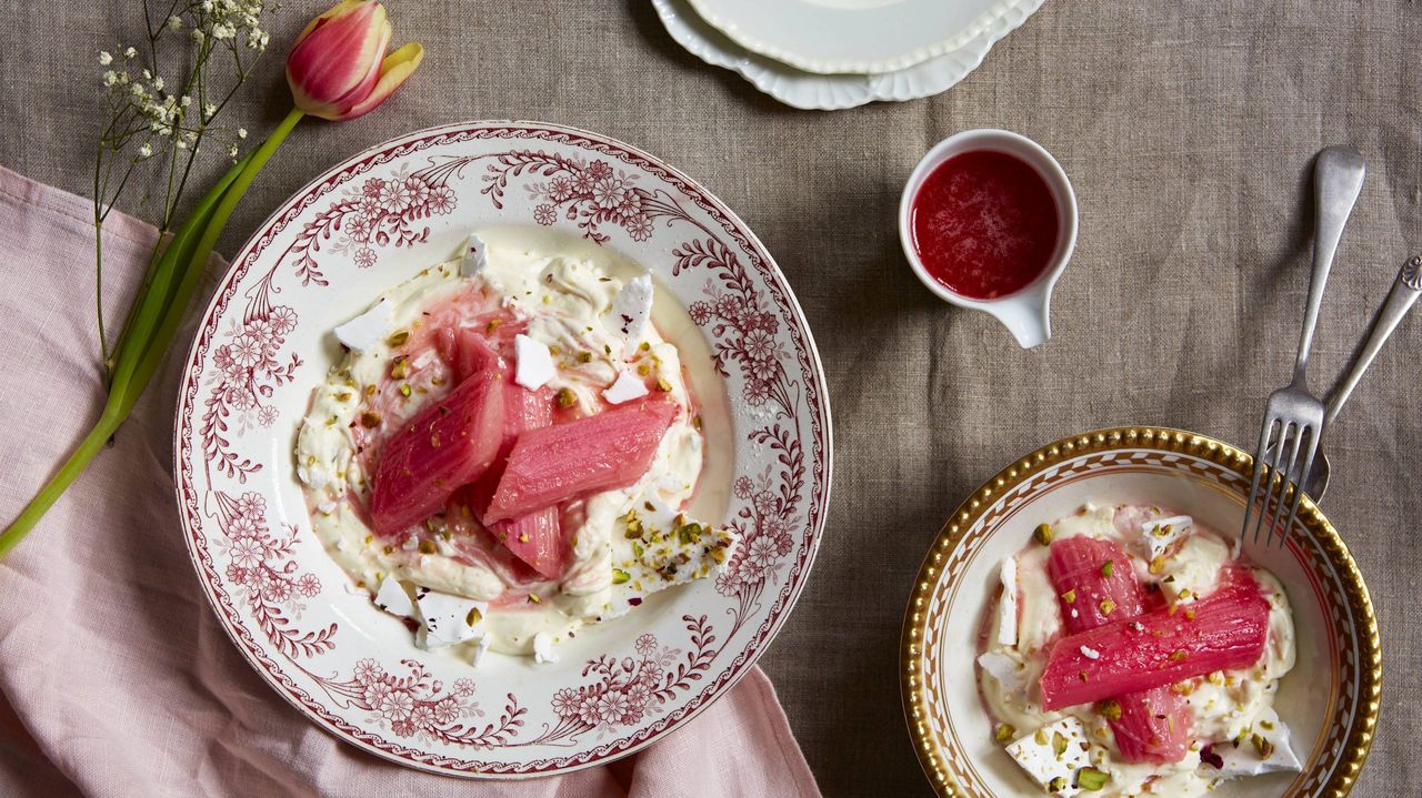 Rhubarb Eton mess