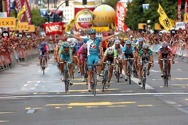 Xavier Florencio (Bouygues Telecom) beats Stefano Garzelli (R) and Andrey Kashechkin (L) to win the Clasica San Sebastian