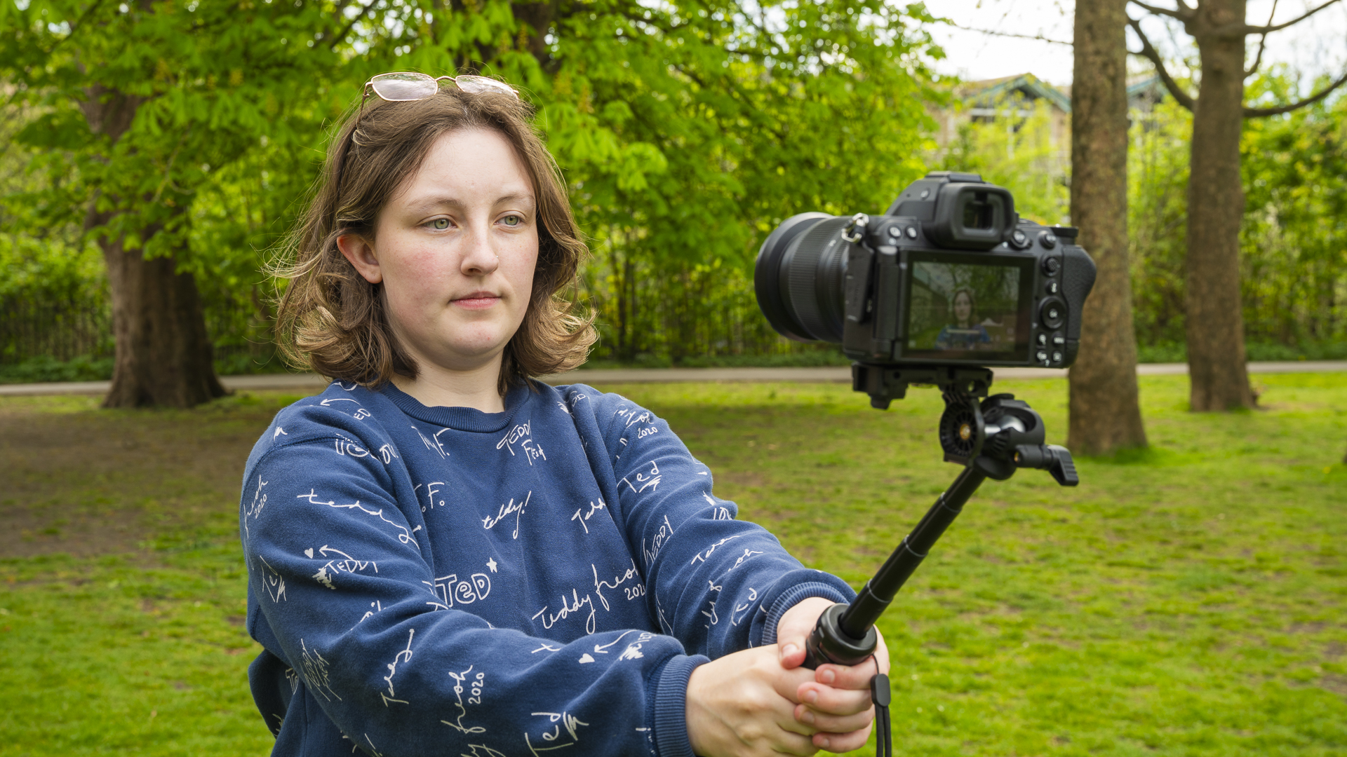 Person using Neewer TP38 as a camera selfie stick