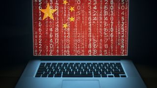 En laptop som viser et kinesisk flagg lagt over Matrix-aktig kode
