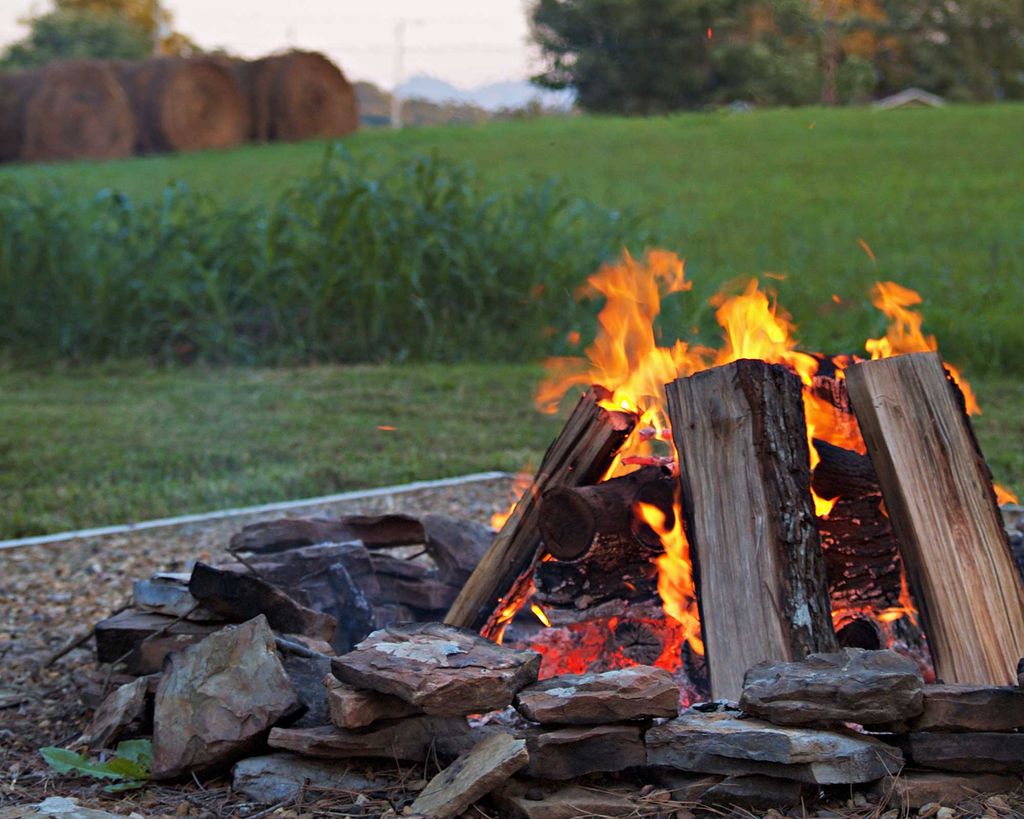 How to build a fire pit: keep warm on chilly nights | Gardeningetc
