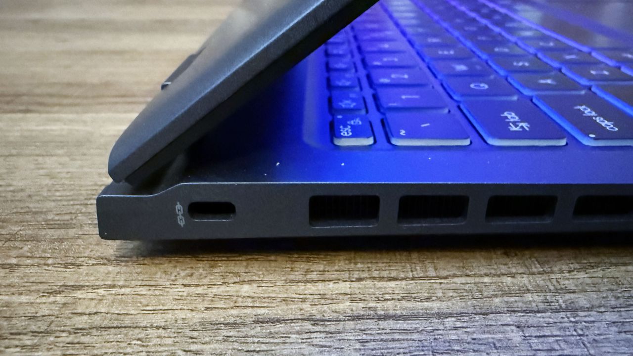 Left-side ports on the MSI Prestige 16 AI Evo (B2HM) business laptop.