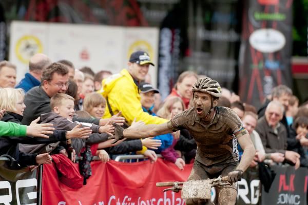 Manuel Fumic (Cannondale Factroy Racing) congratulated in second