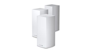 Tre Linksys Velop WiFi 6 AX4200-routere i hvid med hvid baggrund