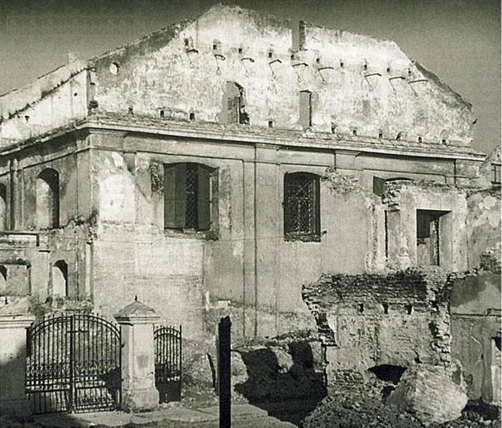 Here, he Great Synagogue after it was destroyed by fire during the Nazi German occupation of Lithuania during World War II.