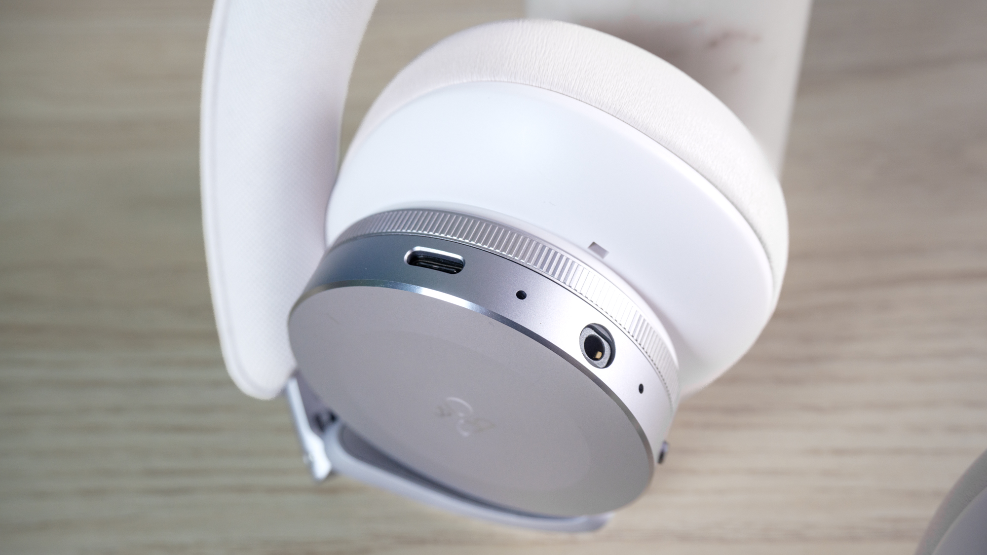 Bang &amp; Olufsen H95 in silver and white