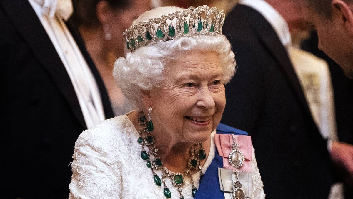 The Queen is hiring a social media manager so dust off your CV | Marie ...