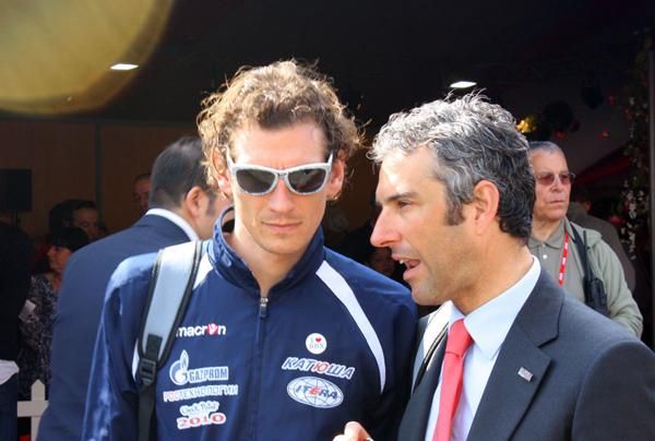 Filippo Pozzato has a word with the Katusha press officer