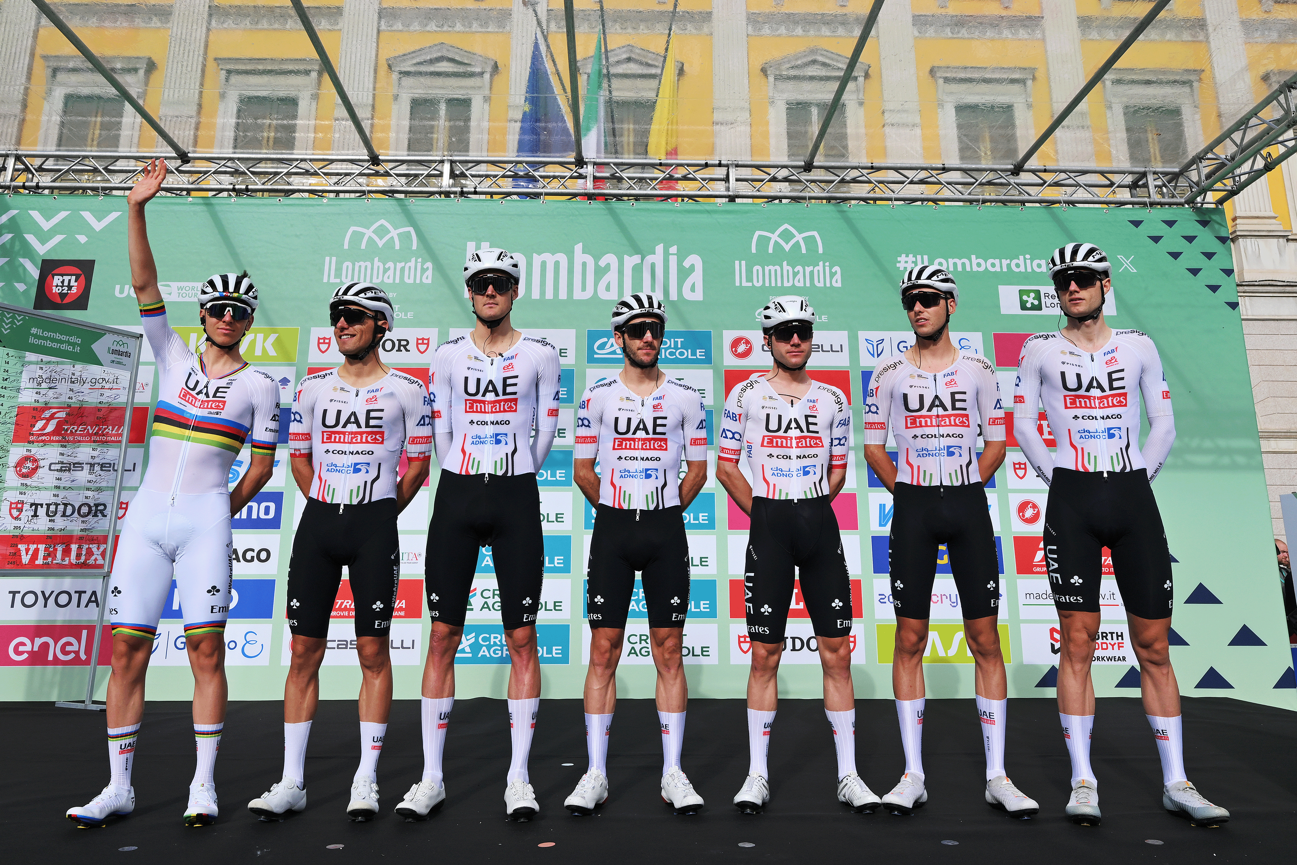 BMSAMO, Italia - 12 de octubre: Tadej Pogacar de Eslovenia, Jan Chrisern de Suiza, Finn Fisher-black de Nueva Zelanda, Marc Hirschi de Suiza, Rafal Majka de Polonia, Pavel Svakov de Rusia, Adam Yastes del Reino Unido y el equipo de los Emiratos Árabes Unidos. Antes de la 118.ª edición de il Lombardia 2024, una carrera de un día de 255 km desde BMMMBAMO hasta Coo / #UCiwt / el 12 de octubre (foto de Tim de Waele/getty images)
