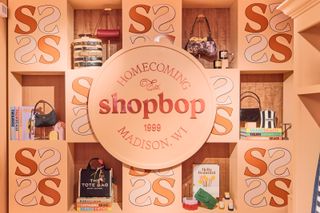 Всплывающий магазин Shopbop.