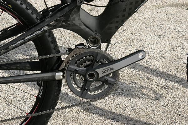 A metal plate protects the driveside chain stay from chainsuck.