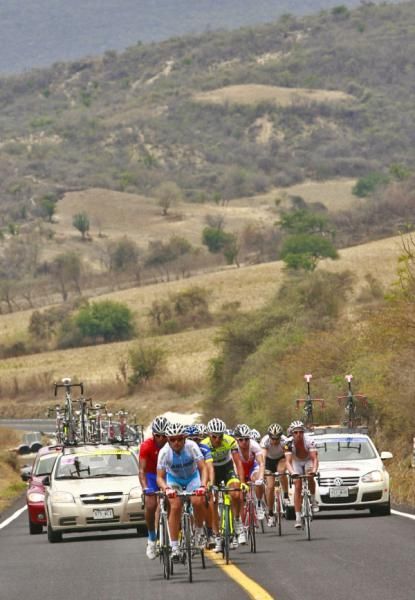 The front group climbs the final meta volante.
