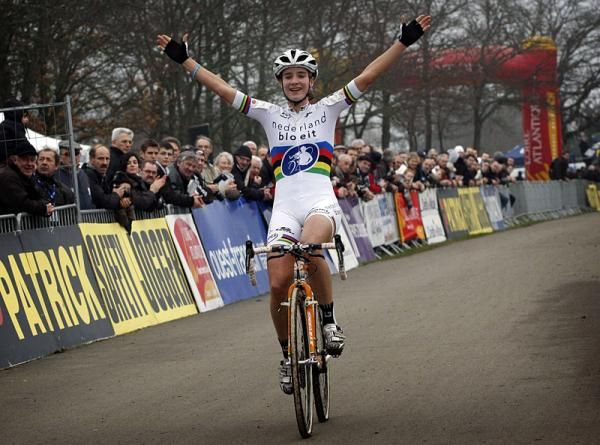 Marianne Vos takes the win in the Pont-Ch&acirc;teau World Cup